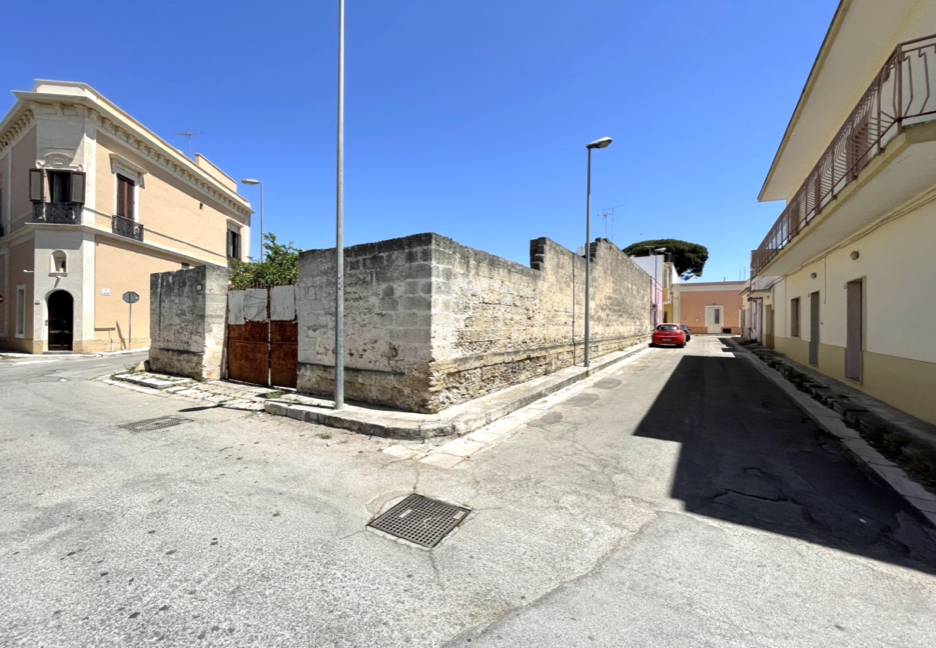 TERRENO EDIFICABILE RECINTATO IN CENTRO - Squinzano (Le), Via G. Mazzini ang. Via S. Giovanni.Foto.003